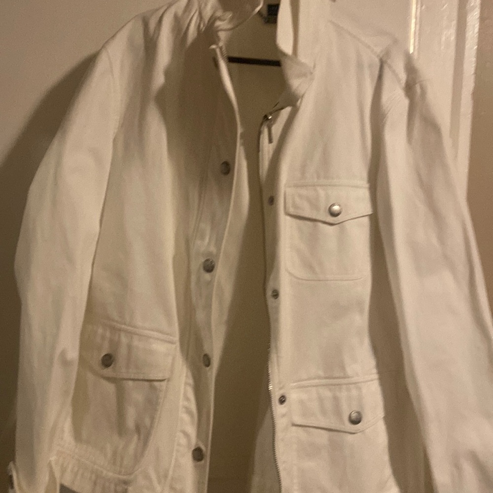 White jean jacket with buttons and a zipper